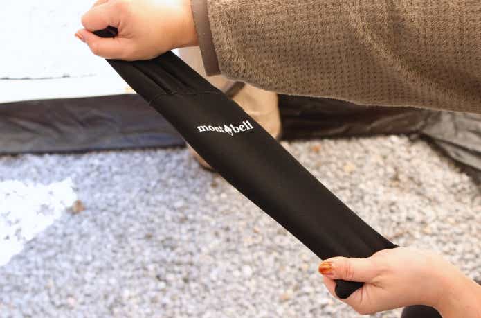 クリマプレンフィッシンググローブの素材を引っ張っている