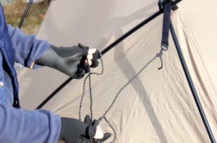 クリマプレンフィッシンググローブ着用でロープワークしているところ