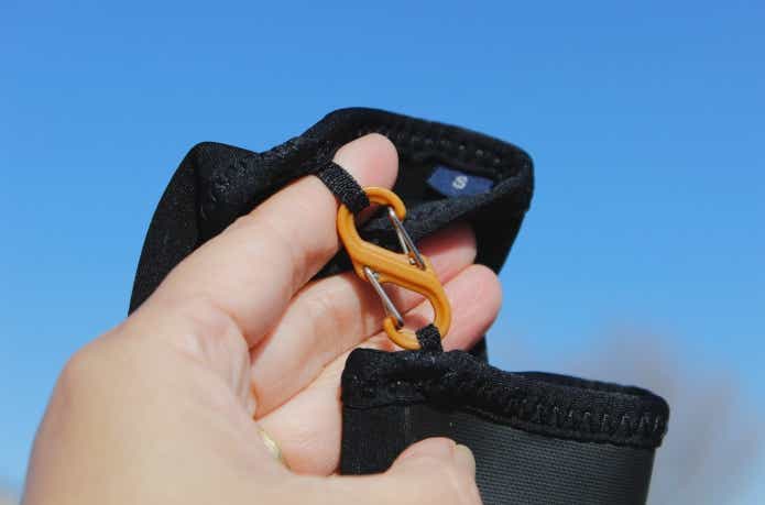 ループに小さなカラビナをつけている