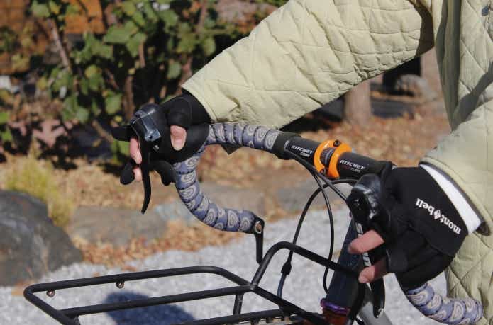 クリマプレンフィッシンググローブを自転車で着用している