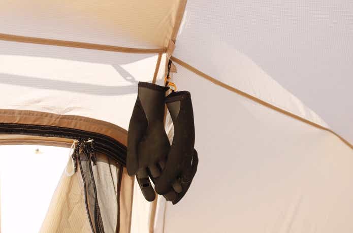 テントの中で干している