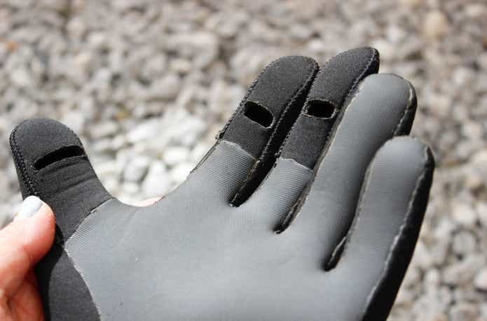 指の穴あき部分