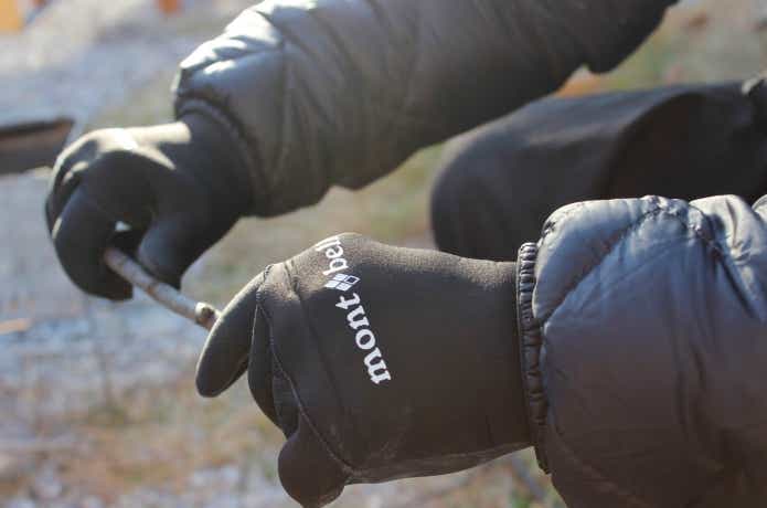 クリマプレンフィッシンググローブ着用で枝を割っている