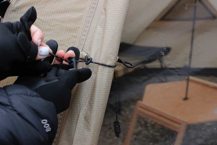 クリマプレンフィッシンググローブ着用でテントを巻き上げているところ