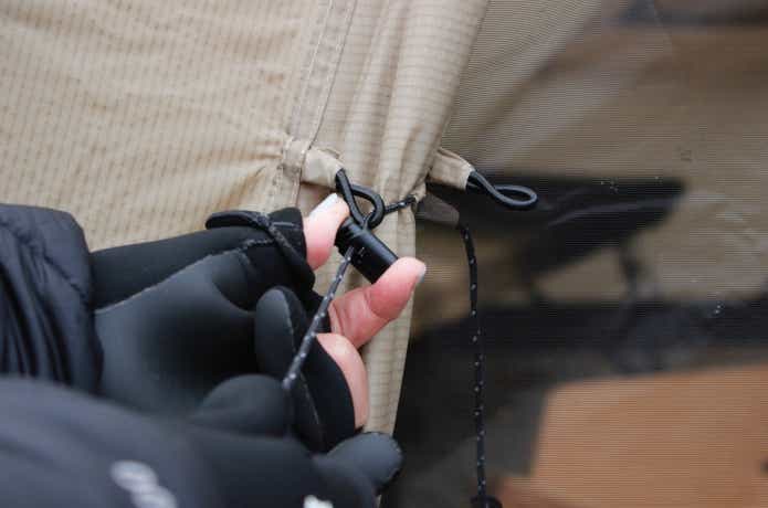 クリマプレンフィッシンググローブ着用でテントを巻き上げているところ