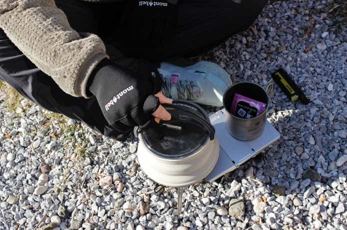 クリマプレンフィッシンググローブを山で着用している