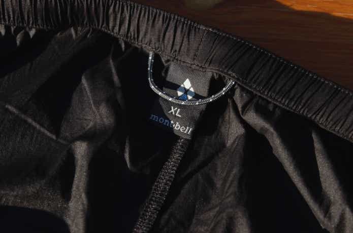 U.L.ストレッチウインドパンツのブランドタグ