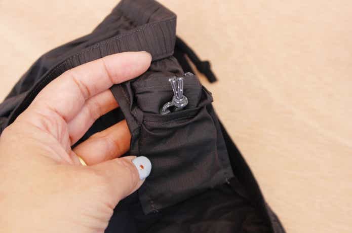 コインポケットに収納袋を入れている