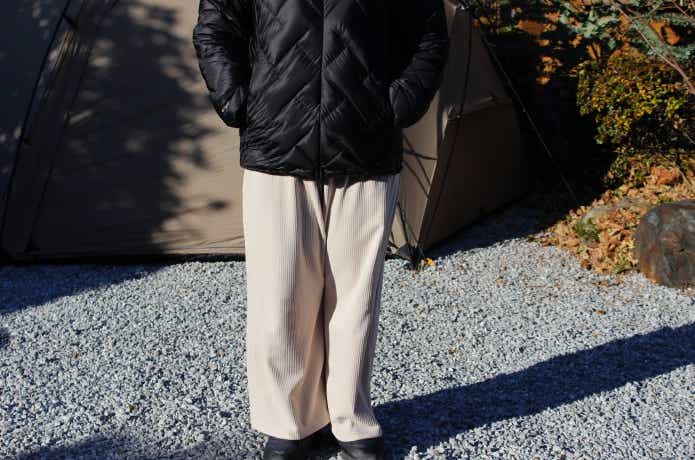 フリースパンツを着用している