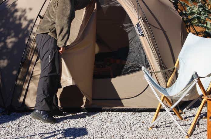 キャンプでU.L.ストレッチウインドパンツ着用