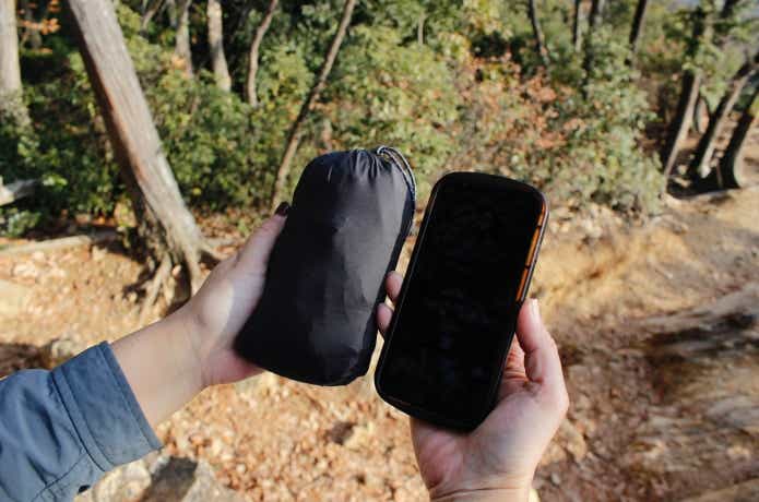 収納状態でスマホと大きさを比較