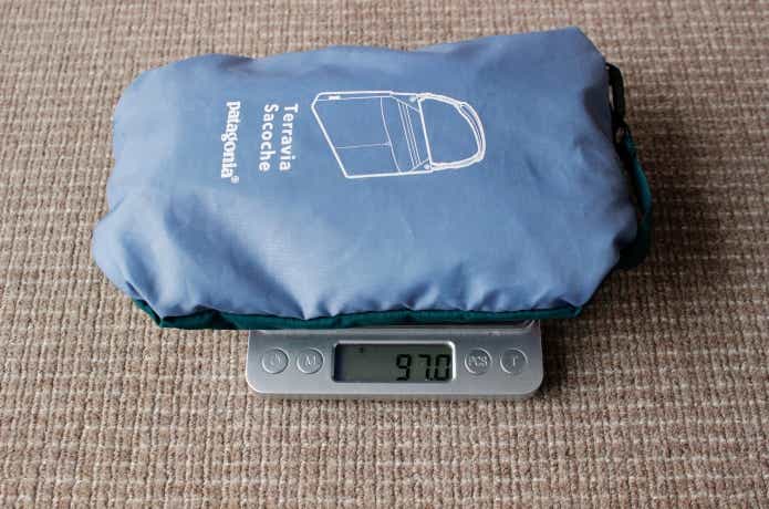 重さを測っている