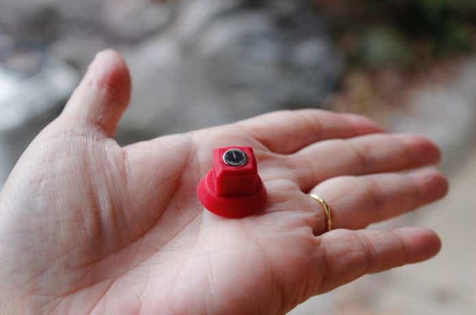 マグネット入り吸盤を手のひらのせ