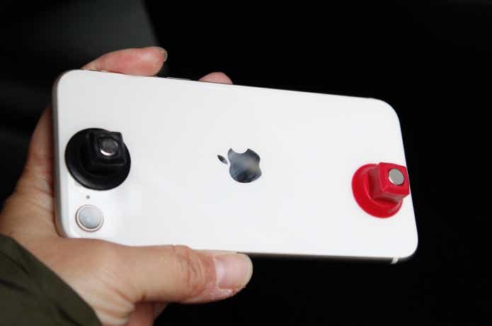 マグネット入り吸盤2つをスマホにつけている