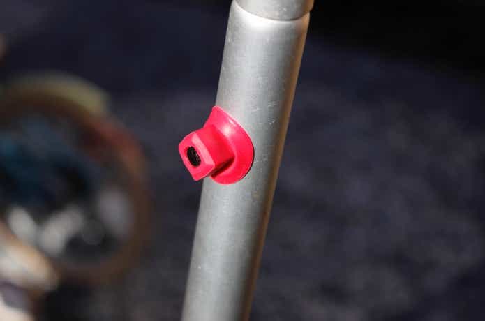 タープポールに吸着させている