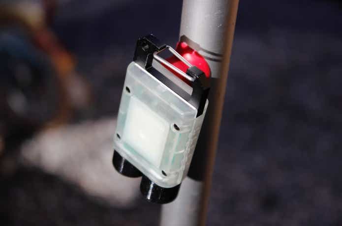 タープポールに吸着させている