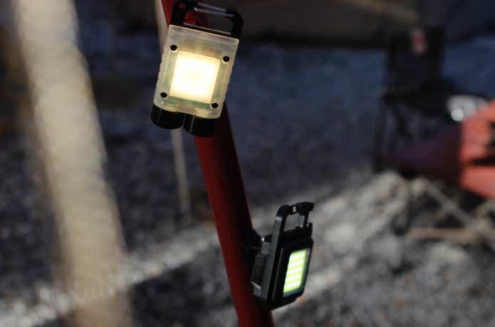 タープポールに吸着させている