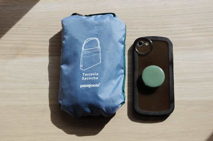 パッカブルの状態をスマホと大きさ比較