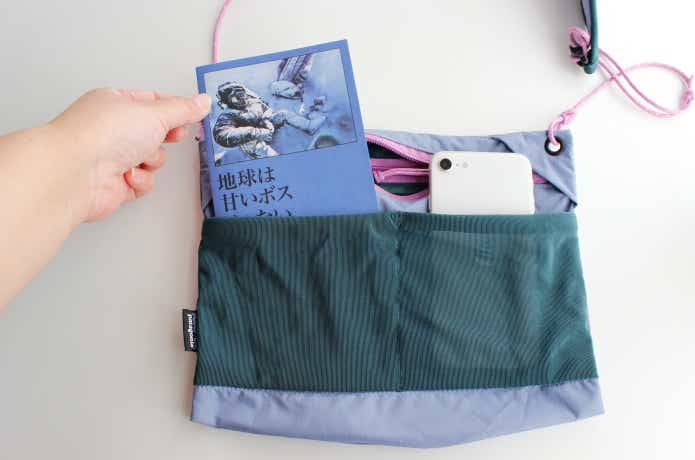 外側にメッシュポケット2つ