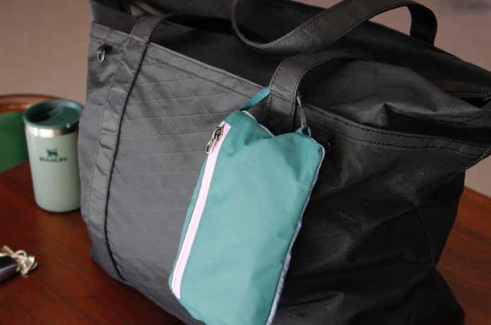 カバンの持ち手に引っ掛けている