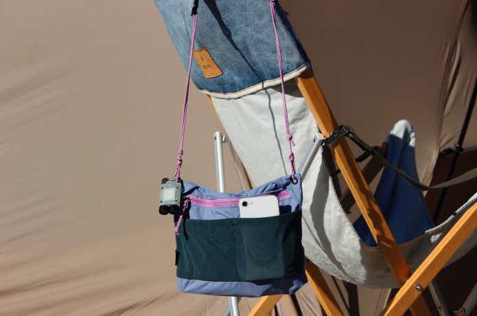 テラヴィアサコッシュをチェアにかけてある