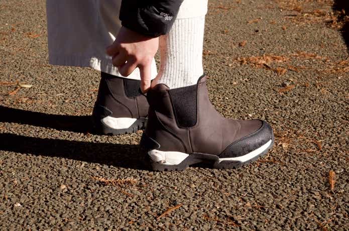 防寒ラークスチェルシーpr.6を立ったまま履いている