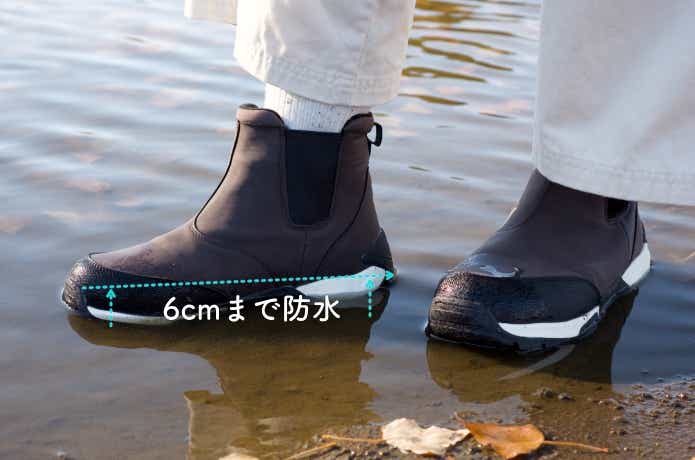 防寒ラークスチェルシーpr.6で水たまりに入っているところ