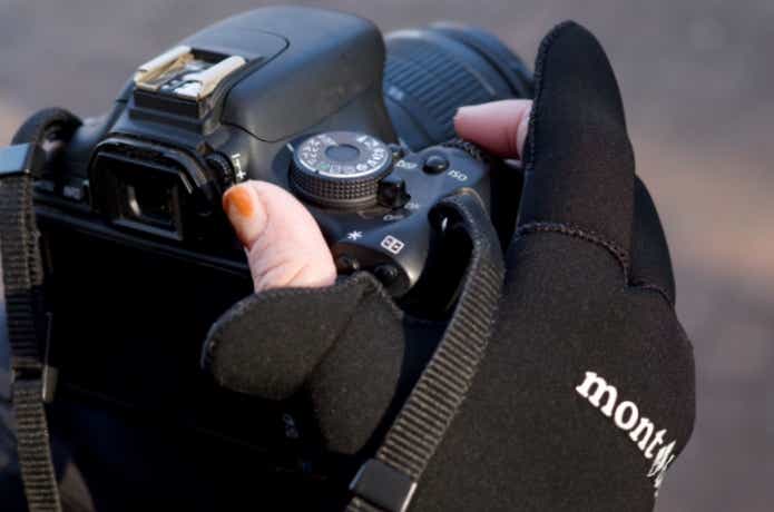 クリマプレンフィッシンググローブ着用でカメラを操作している