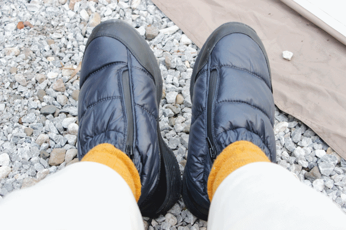 防寒パフィーシューズのジッパーを開ているところ