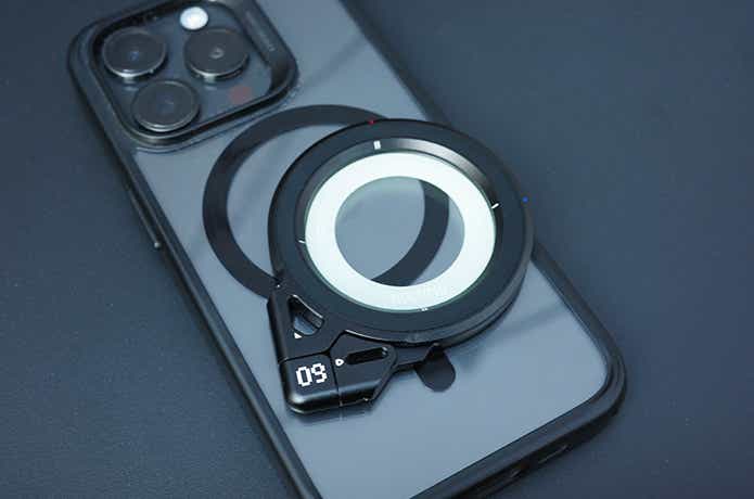 iPhoneに取り付けたaulumuのスマホリング