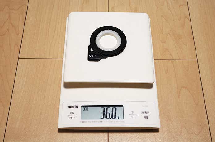 計りに置かれたaulumuのスマホリング