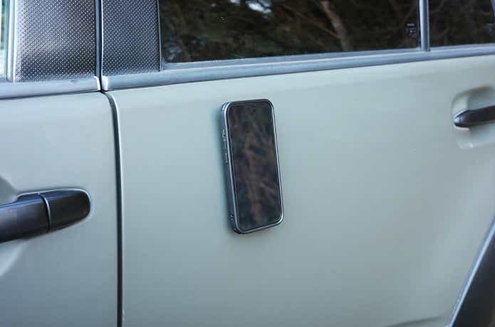 車に貼り付けたaulumuのスマホリングとiPhone