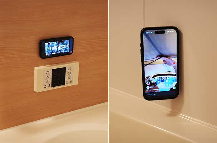 浴室の壁に張り付いたiPhone
