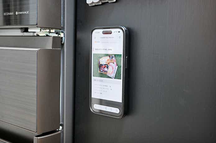 冷蔵庫に貼り付いたiPhone