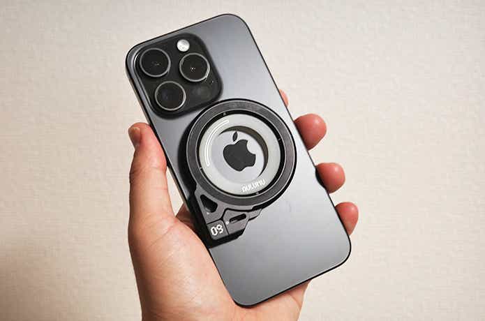 aulumuのスマホリングが貼り付いてiPhone