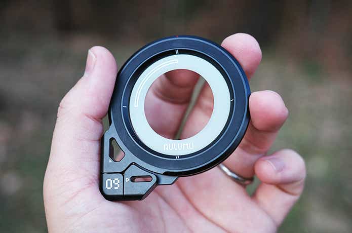 手に持ったaulumuのスマホリング