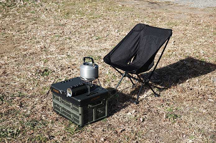 トレーブルを取り付けたコンテナとチェア