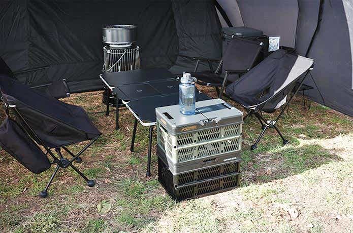 キャンプサイトに置いた折り畳みコンテナ