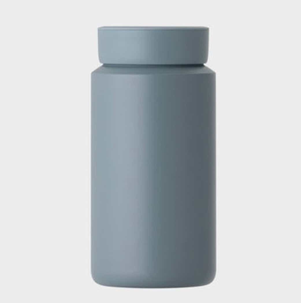 天然木がアクセントになったおしゃれなボトル。日常使いもしやすい