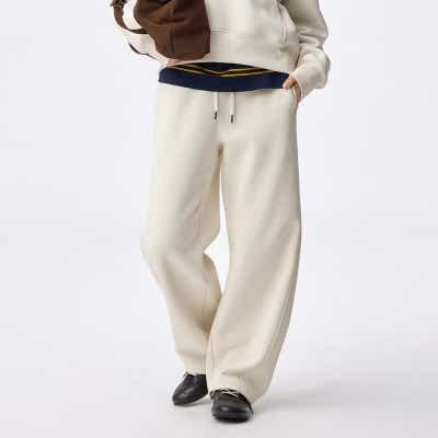 裏起毛素材で暖かい。カジュアルなバレルシルエット