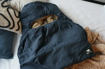 肩の冷えに悩まない。“おうち快眠”を叶える、かぶれる寝袋「でっかぶるん」新色登場