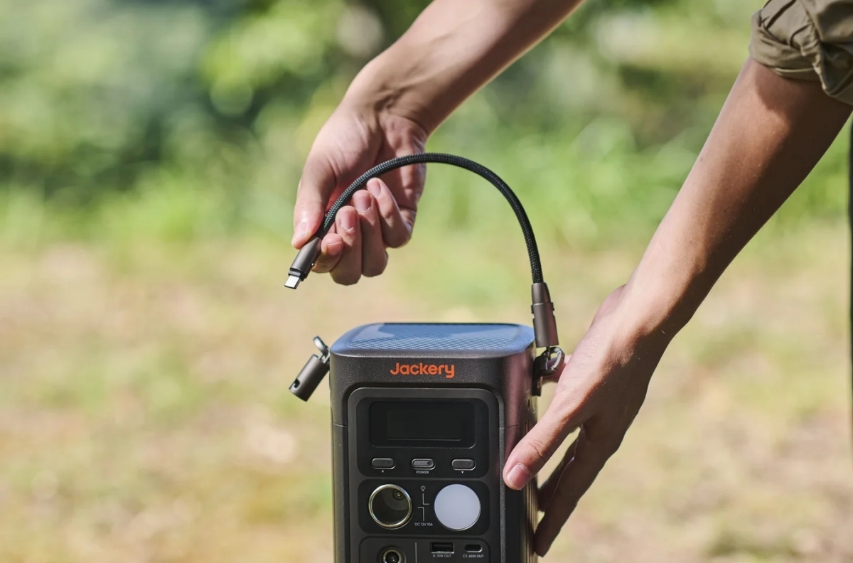 「これなら普段使いするわ」と思えた。“持ち手が充電ケーブルになる”新発想ポータブル電源