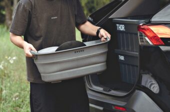 「どこで買えるの？って聞かれる」ドベルグ新作は、“大人が使いこなせる”収納ギアと便利シャツ