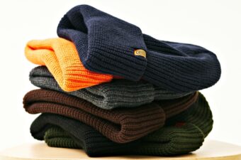 「わずか2,750円で暖かい」“ワークブランド発のニット”なら、全身まっ黒の冬服から脱却【ユニバーサルオーバーオール】
