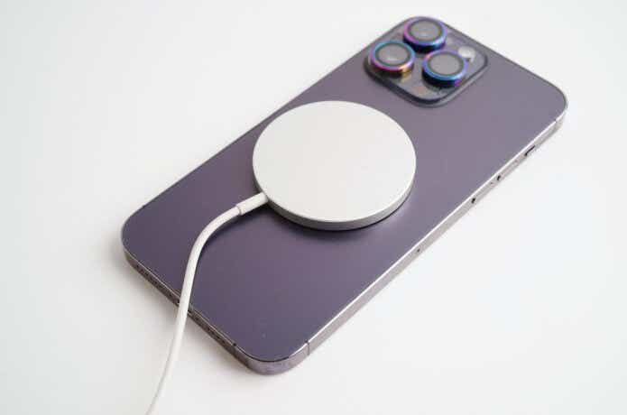 MagSafeのスマホを充電している