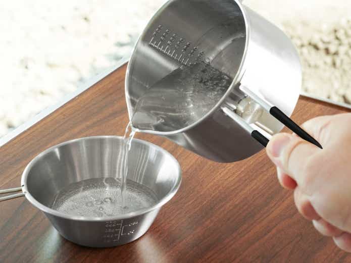 お湯を注いでいる