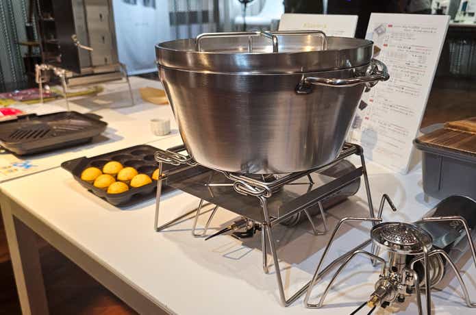 カコムベーススタンドにダッチオーブンを載せる