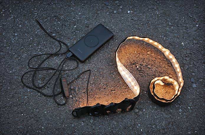 光るハンギングテープライトとモバイルバッテリー