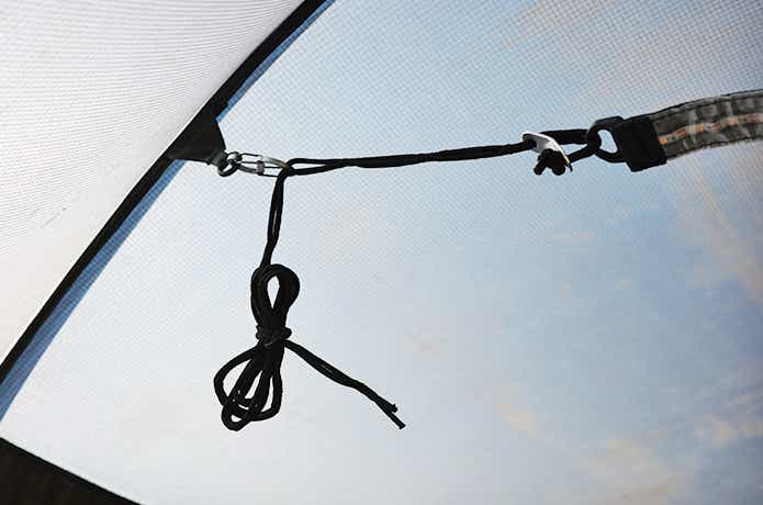 ハンギングテープライトから延長したガイロープ