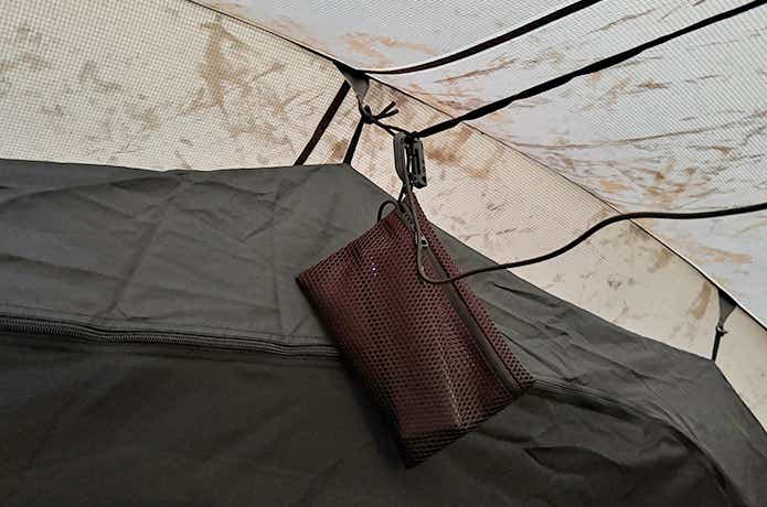 テント内にぶら下げたモバイルバッテリー